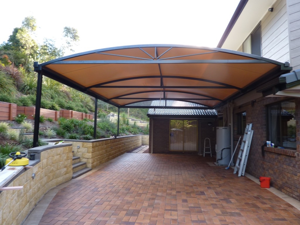 Arched patio down side of house