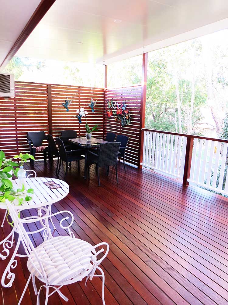 Another beautiful outdoor patio area completed. New timber deck and new insulated roof with the added privacy of Kwila screens.  Call Premium Lifestyles on (07) 3300 0507 for a free quotation.  #brisbanepatios #brisbanedecks #timberdecks #kwilascreens 