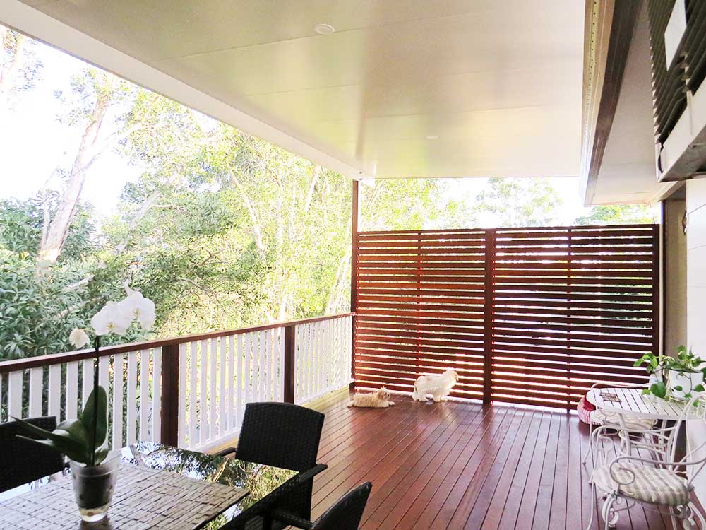 Another beautiful outdoor patio area completed. New timber deck and new insulated roof with the added privacy of Kwila screens.  Call Premium Lifestyles on (07) 3300 0507 for a free quotation.  #brisbanepatios #brisbanedecks #timberdecks #kwilascreens 